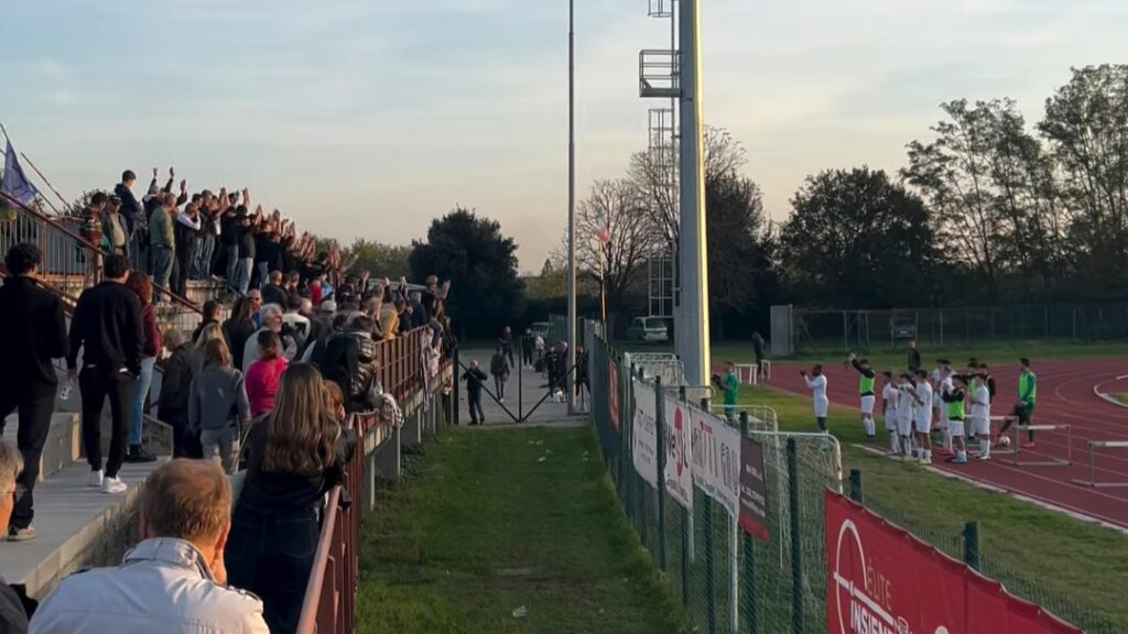 Il Legnano sotto la curva dei tifosi lilla