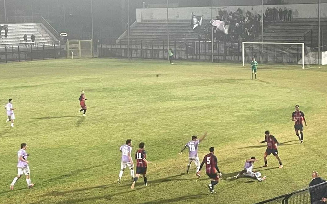 Legnano beffato nel finale: la Caronnese rimonta e vince al “Mari”